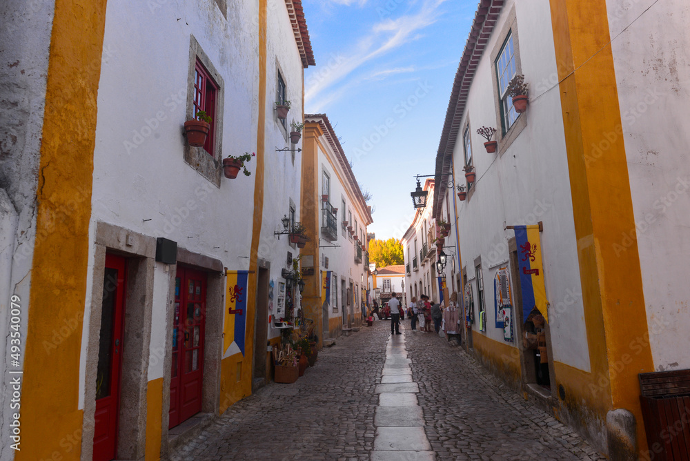 Malerische Gasse in der Altstadt von Óbidos, Portugal