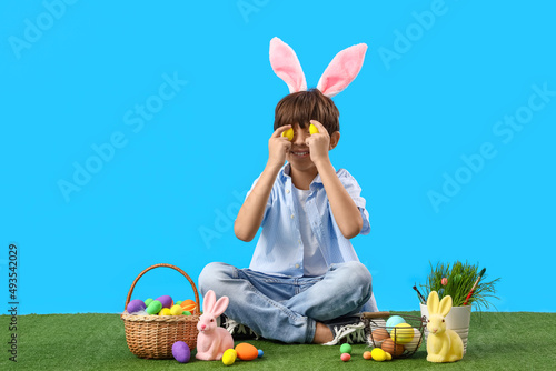 Adorable little boy with bu...