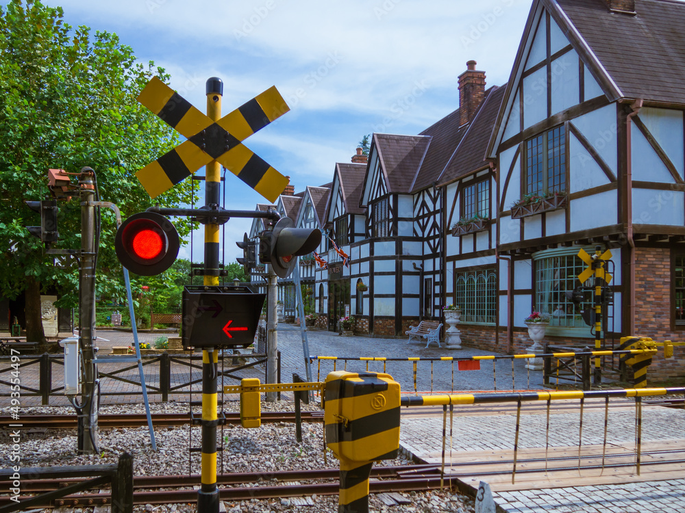 通過中のランプが点滅する踏切(遮断機)の風景 Stock Photo | Adobe Stock
