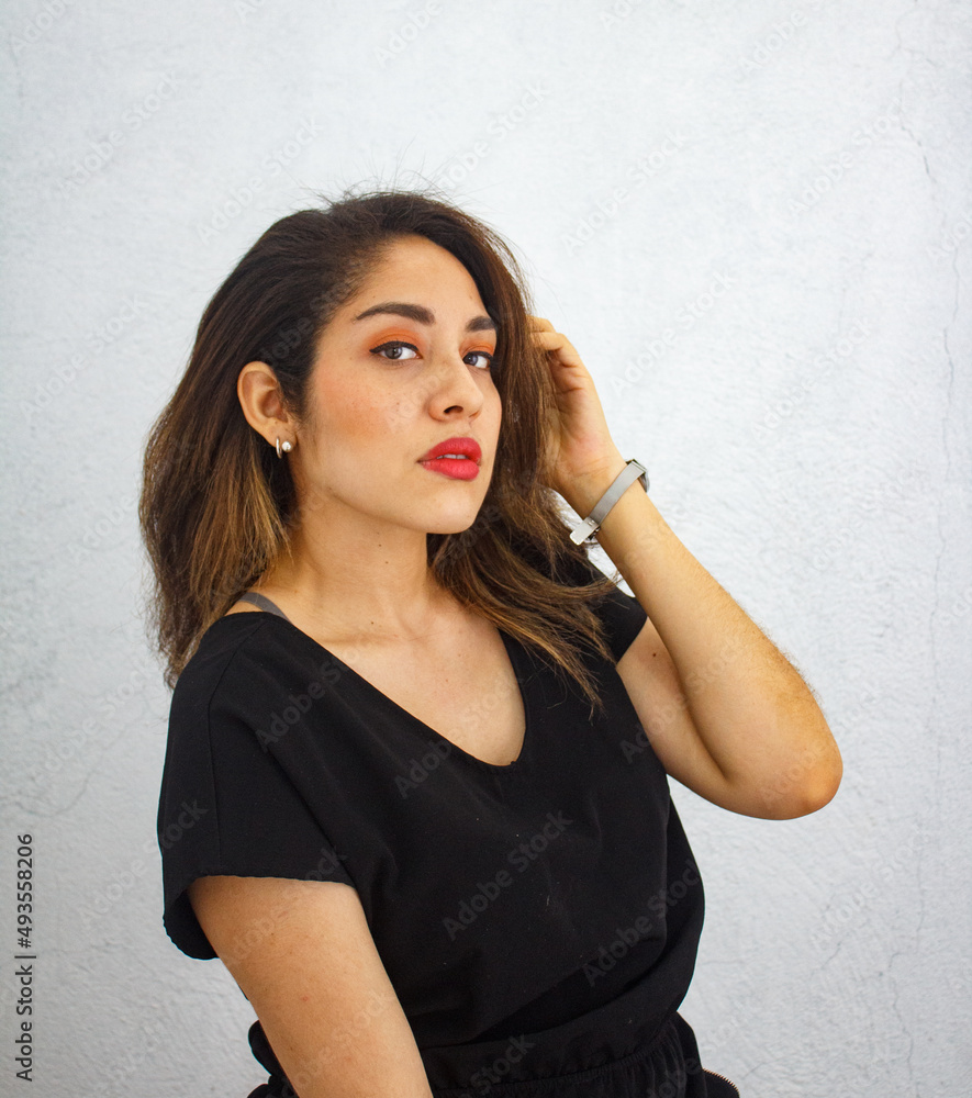 Chica latina sonriente sonriendo mientras modela