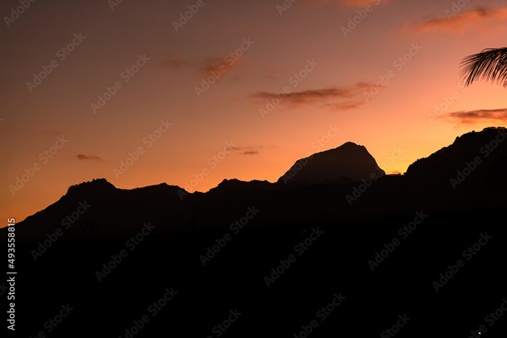 Coucher de soleil à Mo'orea en Polynésie française Coucher de soleil à Mo'orea en Polynésie française