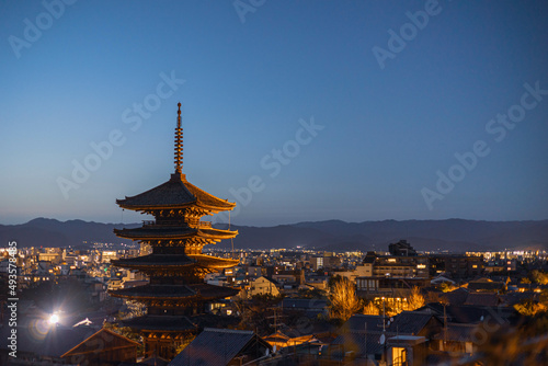 マジックアワーとライトアップされた八坂の塔「京都観光」