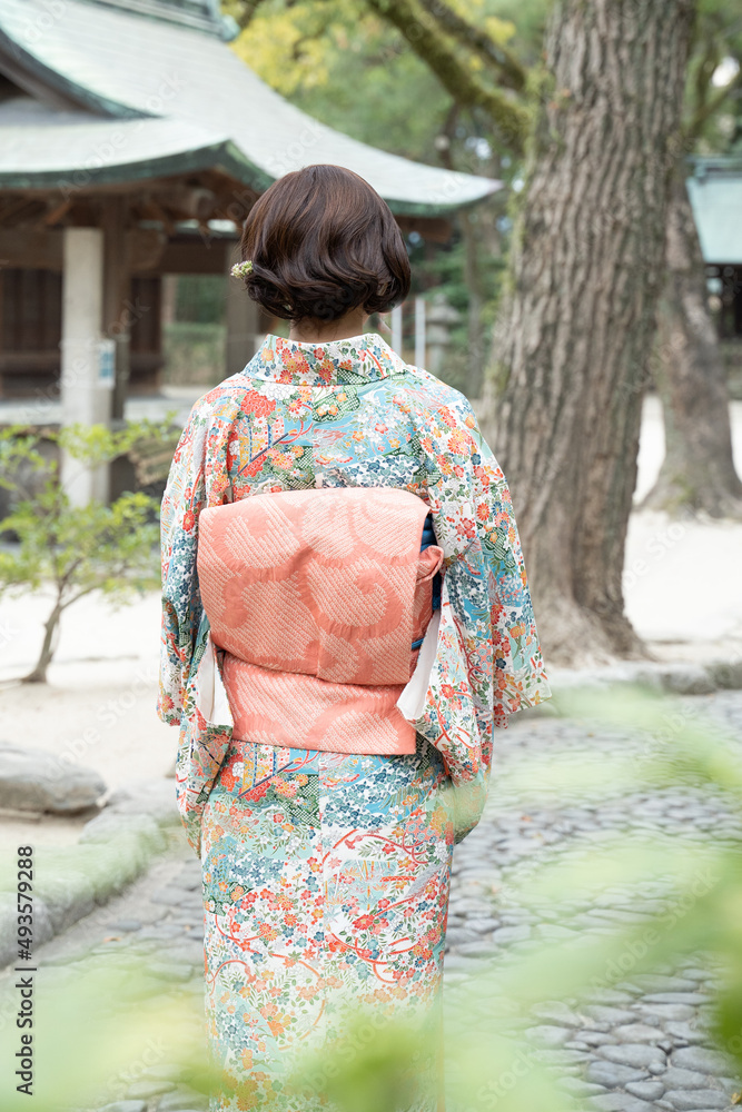 成人式素材 着物を着た女性の後ろ姿 成人式素材 着物を着た女性の後ろ姿