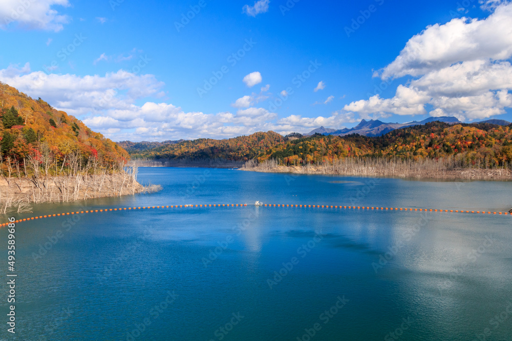 北海道夕張市、紅葉のシューパロ湖と夕張岳【10月】