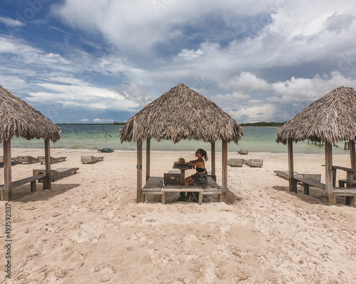 Mulher curtindo o descanso em quiosque na Lagoa do Paraiso  em Jijoca de Jericoacoara  Cear  