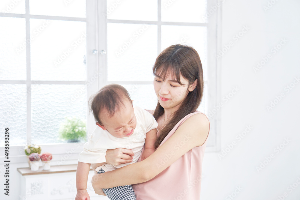 赤ちゃんをあやす母親 赤ちゃんをあやす母親