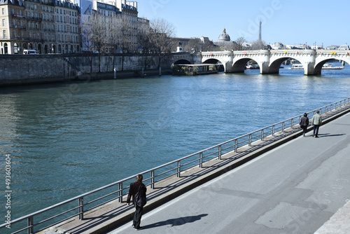Balade sur les quais de Seine à Paris. France photo