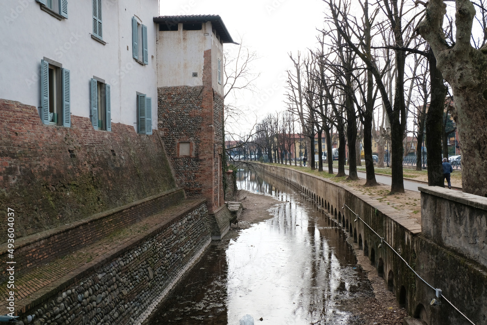 Fototapeta premium Il fossato che circonda il borgo di Cologno al Serio in provincia di Bergamo, Italia.