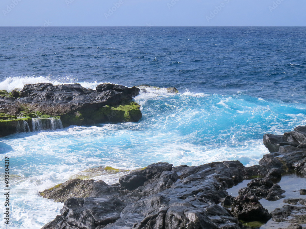 Paisaje costero de la localidad de El Puertillo, Isla de Gran Canaria, España. Paisaje agreste modelado por las olas sobre las rocas volcánicas.