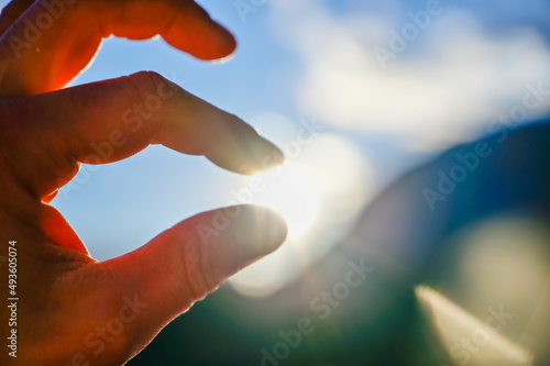 Sonne zwischen Finger