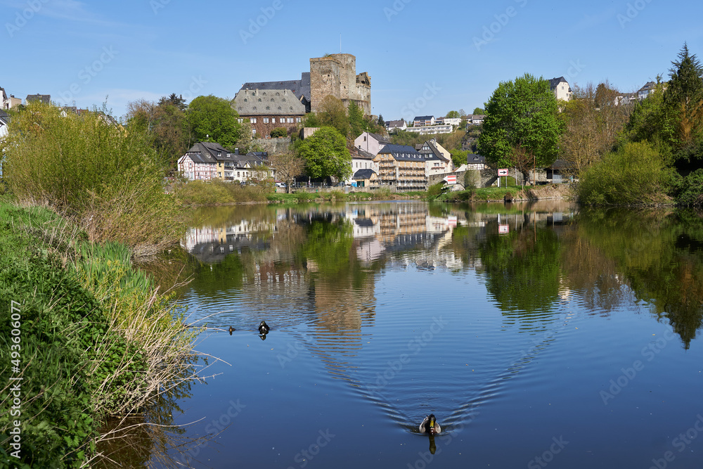 Blick vom linken Lahnufer flussabwärts auf Runkel mit der Burg Runkel