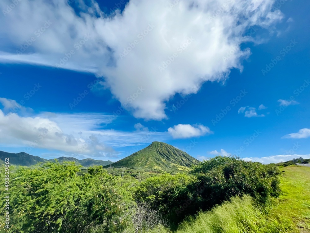 Fototapeta premium mountain and clouds in Hawaii 