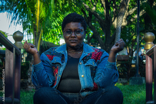 Afrolatina sonriente al aire libre en una tarde soleada photo