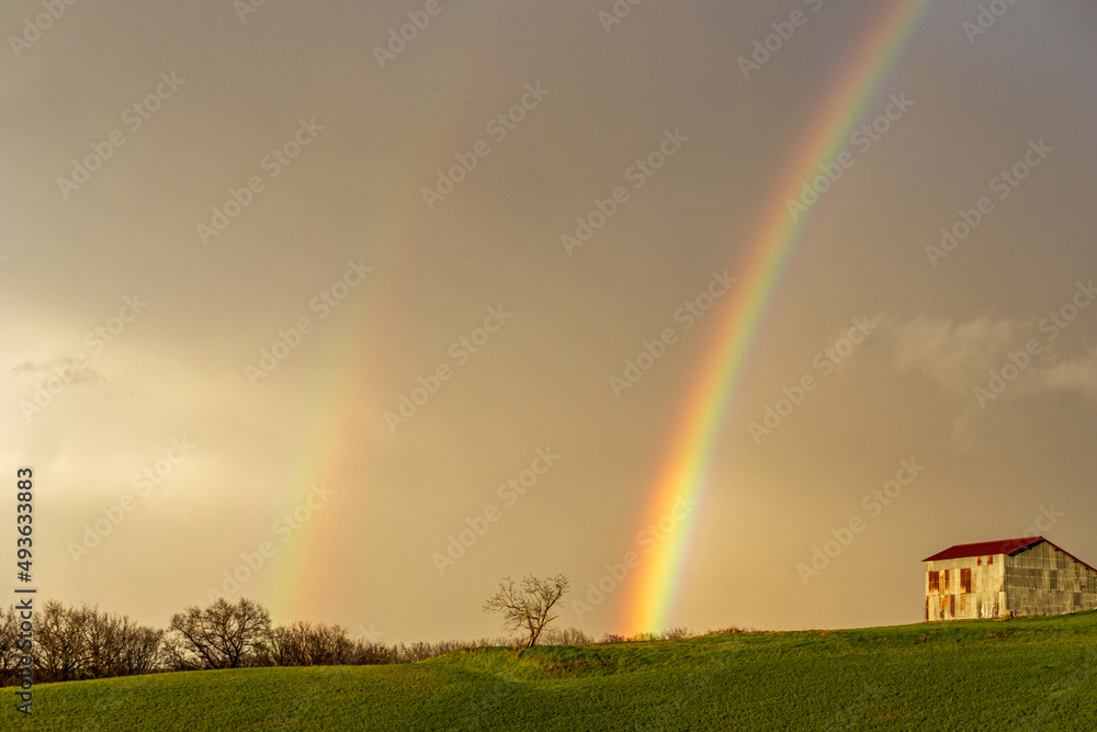 Double arc en ciel dans la campagne gersoise Double arc en ciel dans la campagne gersoise