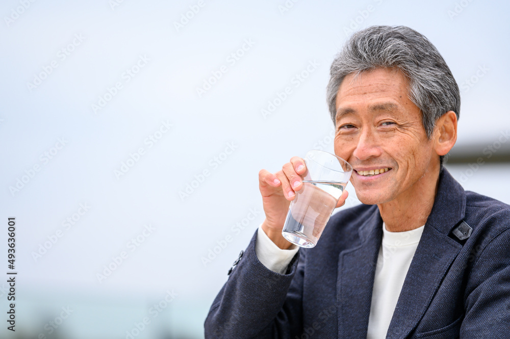 シニア男性 水分補給 水 カジュアル シニア男性 水分補給 水 カジュアル