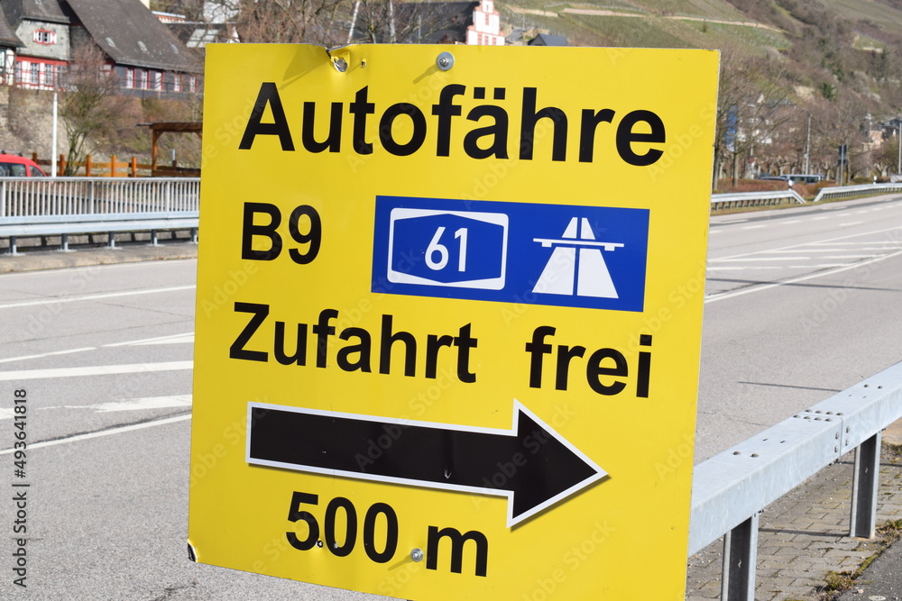 Schild zur Autofähre über den Rhein Schild zur Autofähre über den Rhein