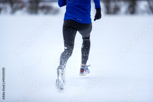 Jogger läuft im Winter durch den Schnee