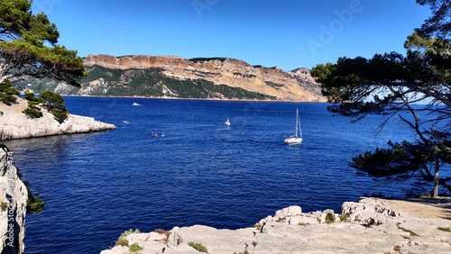 Calanque pinède voilier