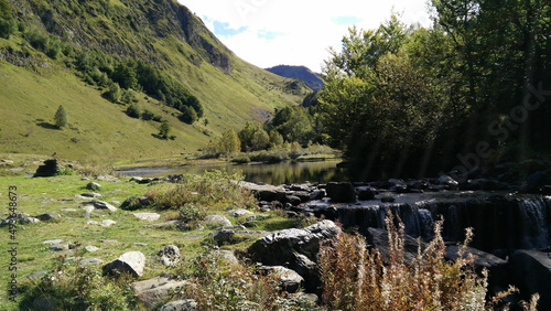 Cascade lac montagne