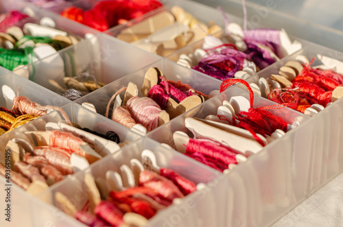 Konstfotografi Group of threads of varied colors in small skeins of paper, inside a plastic organizer