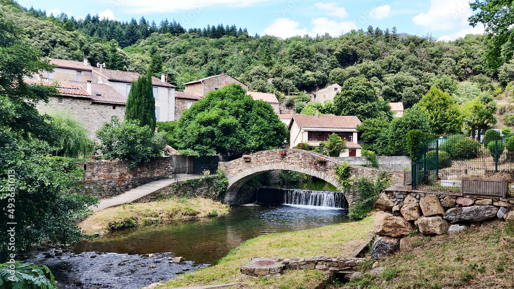 Obraz premium Village pont rivière