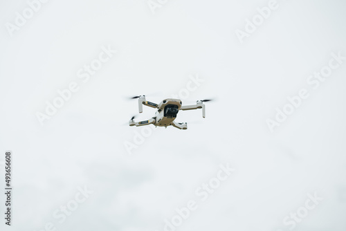 Fototapeta Naklejka Na Ścianę i Meble -  Pequeño drone volando