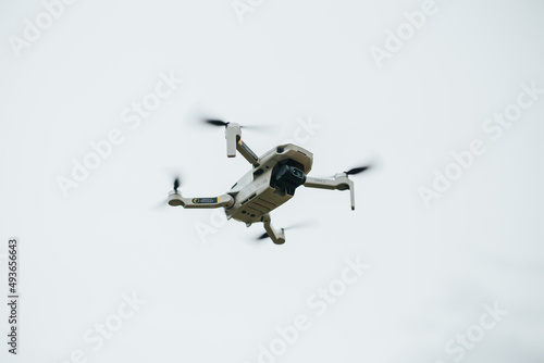 Fototapeta Naklejka Na Ścianę i Meble -  Drone en pleno vuelo. Concepto de tecnología, comunicaciones.