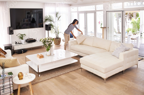 Obraz na plátně Tidying before her guests arrive