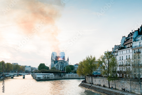 Photo grand angle de la cathédrale notre dame de paris pendant l'incendie © Guillaume
