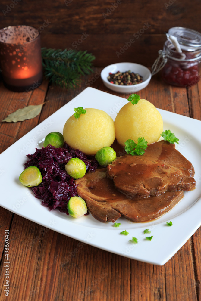 Wildschweinbraten mit Rotkraut, Rosenkohl und Klößen Wildschweinbraten mit Rotkraut, Rosenkohl und Klößen