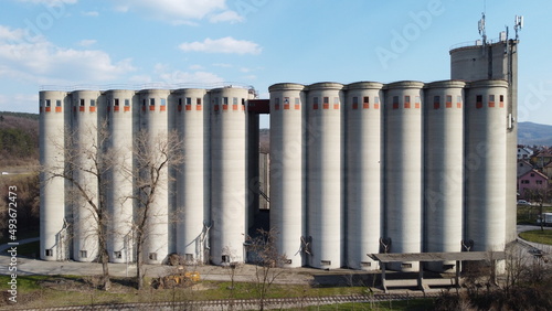 Large concrete silos for storing wheat and corn and the composition of freight wagons in front of the silo
