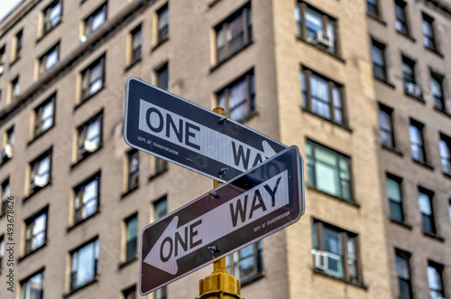 Intersecting one way street signage in New York © Torval Mork