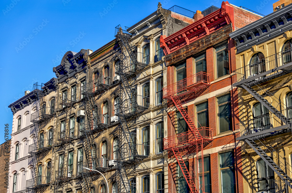 Fototapeta premium Classic buildings in midtown Manhattan.