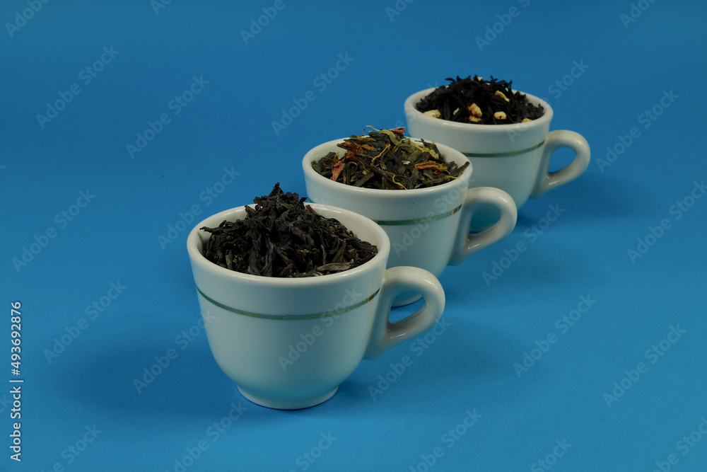 Herbata liściasta - różne rodzaje - w filiżankach - w małych naczyniach - obrazy, fototapety, plakaty 