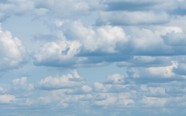 chmury na pogodnym niebieskim niebie