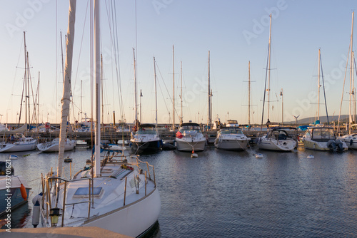 veleros estacionados en el puerto al atardecer © Galdys V