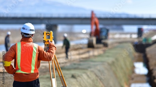 建設工事で活躍する測量エンジニア