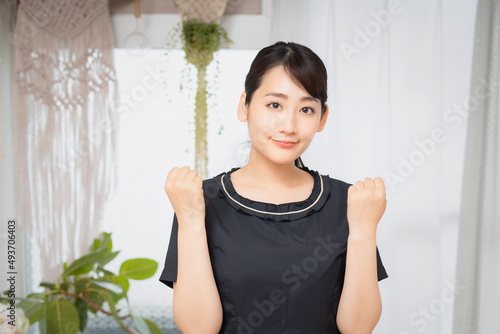 ガッツボーズを取るエスティシャンの女性