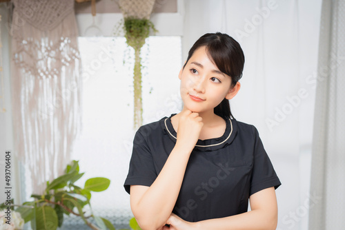 考えるエスティシャンの女性