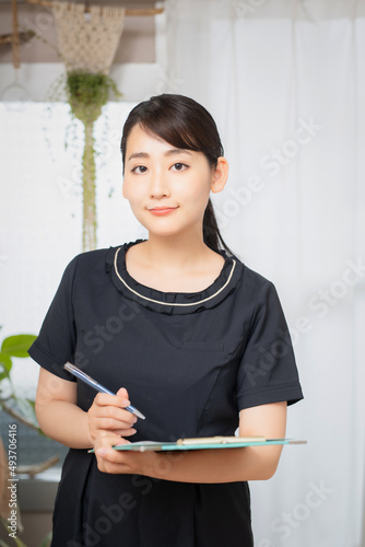 メモを取るエスティシャンの女性