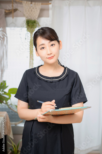 メモを取るエスティシャンの女性