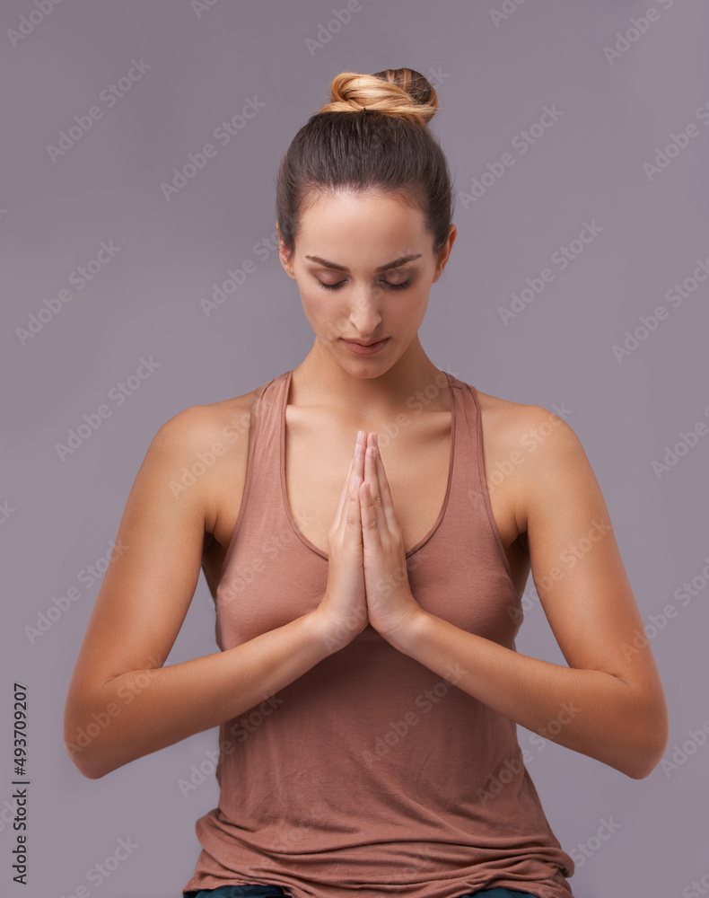 Obraz premium Shes got subtle con. An attractive young woman against a purple background.