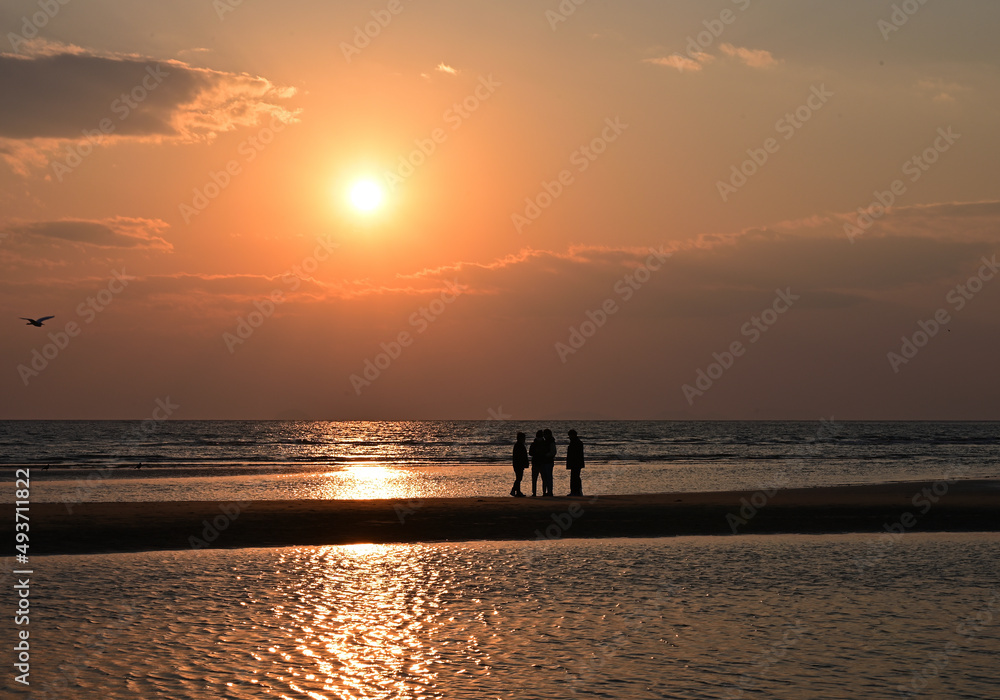 四国香川県三豊市にある父母ケ浜(チチブガハマ)の夕日 四国香川県三豊市にある父母ケ浜(チチブガハマ)の夕日