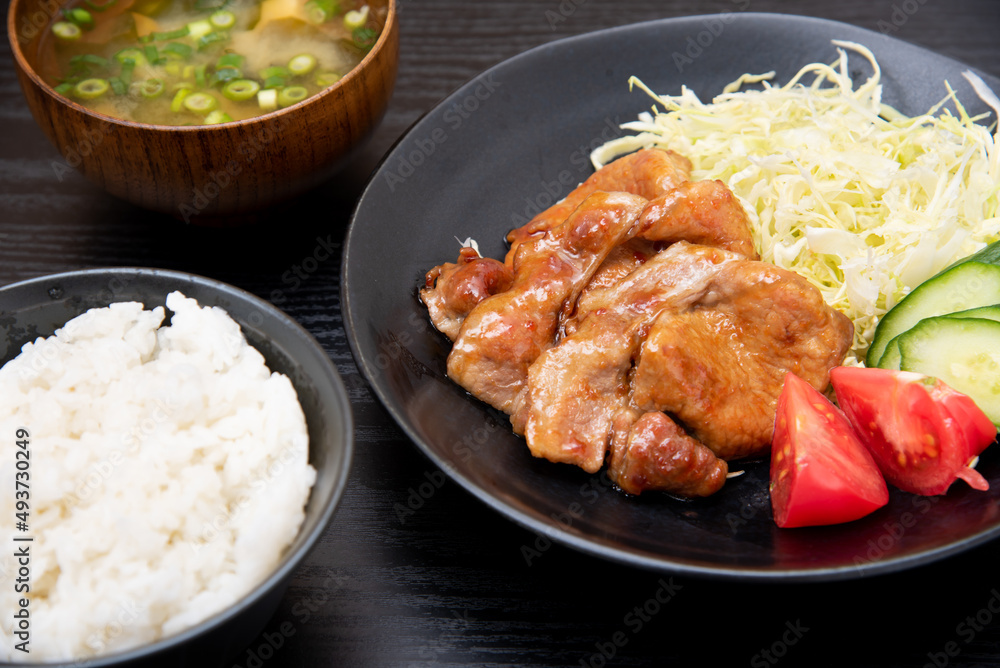 黒背景で撮影した手作りの豚肉生姜焼き定食 黒背景で撮影した手作りの豚肉生姜焼き定食