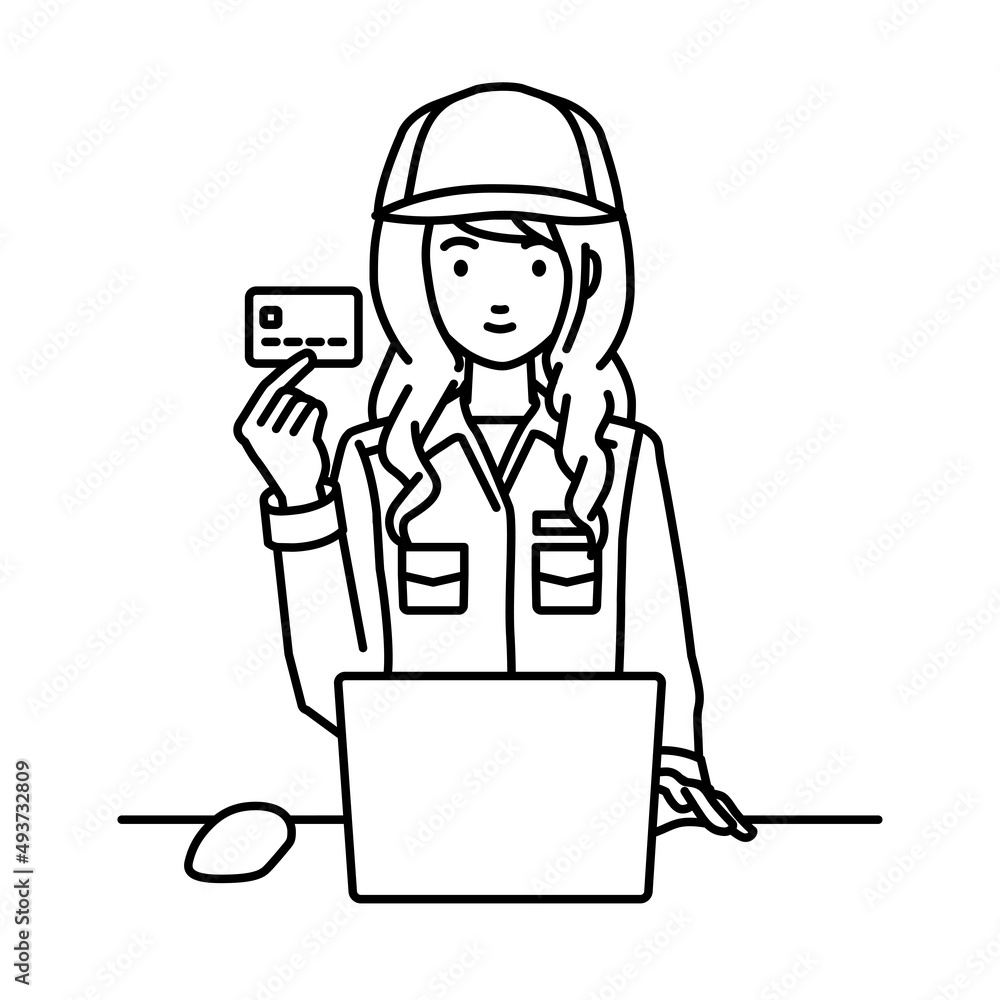 デスクで座ってPCを使いながらクレジットカードを手に持っている作業員の女性
