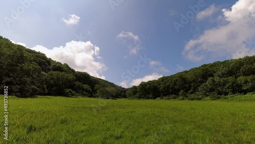 快晴の湿原の空に浮かぶ雲をタイムラプス