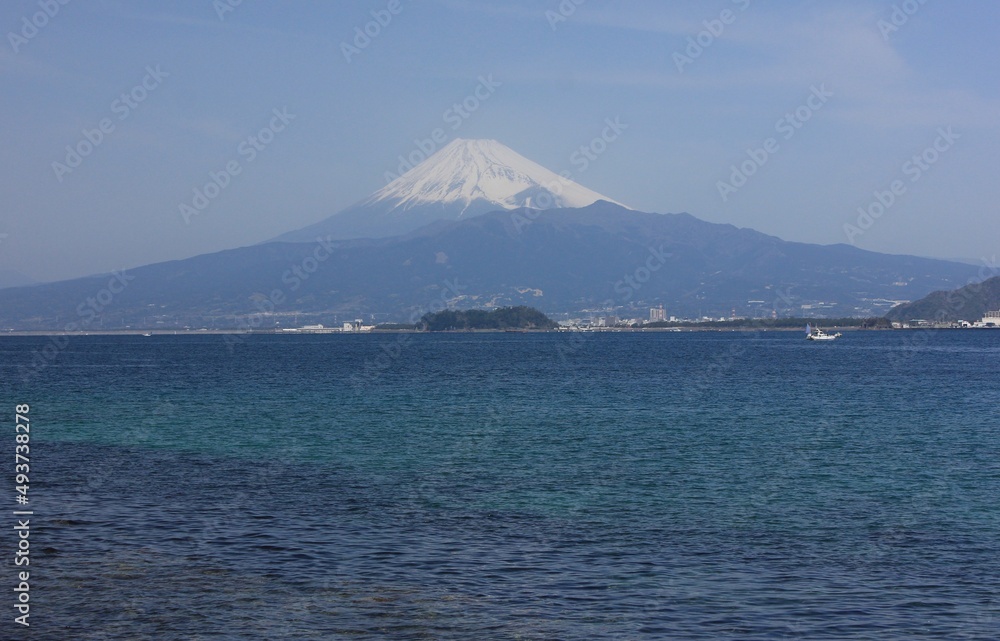 沼津・内浦の風景。西浦から駿河湾と富士山を望む。