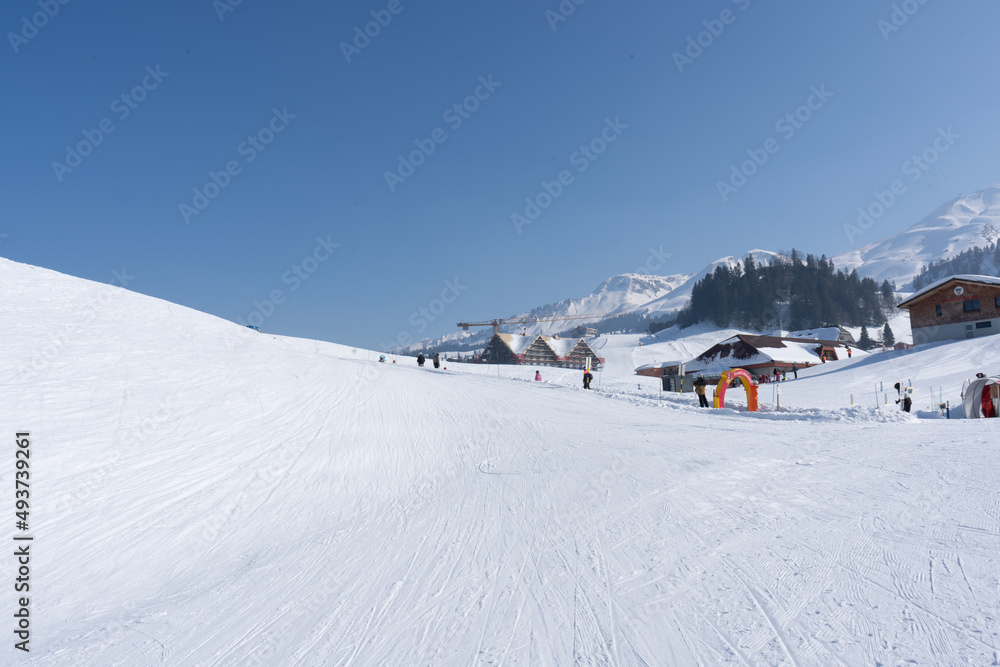 Welcome to high alpine snow capital, Winter in the Saas Valley,
Activities for young and old, snow sports enthusiasts, adventurers, pleasure-seekers and all those who appreciate and love nature