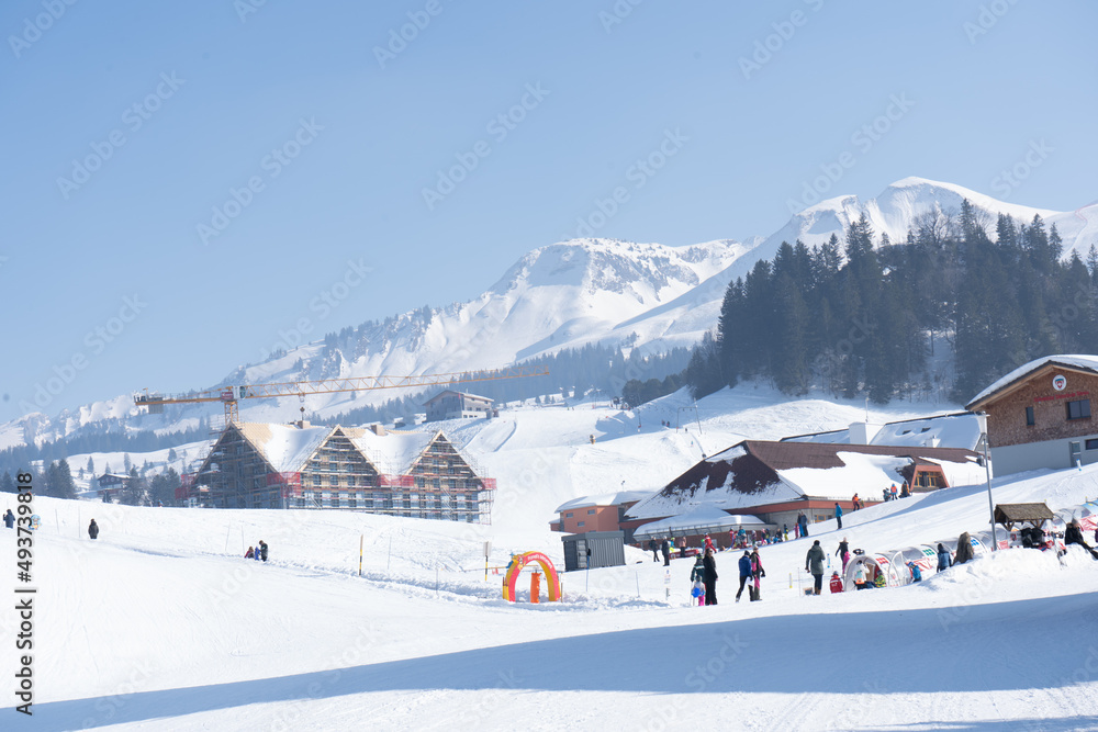 Welcome to high alpine snow capital, Winter in the Saas Valley, Activities for young and old, snow sports enthusiasts, adventurers, pleasure-seekers and all those who appreciate and love nature.
