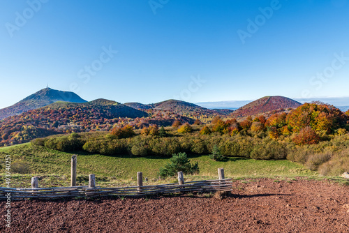 Vue sur la chaine des puys depuis le volcan du puy des goules au milieu du parc national des volcans d'Auvergne par une belle journée d'automne